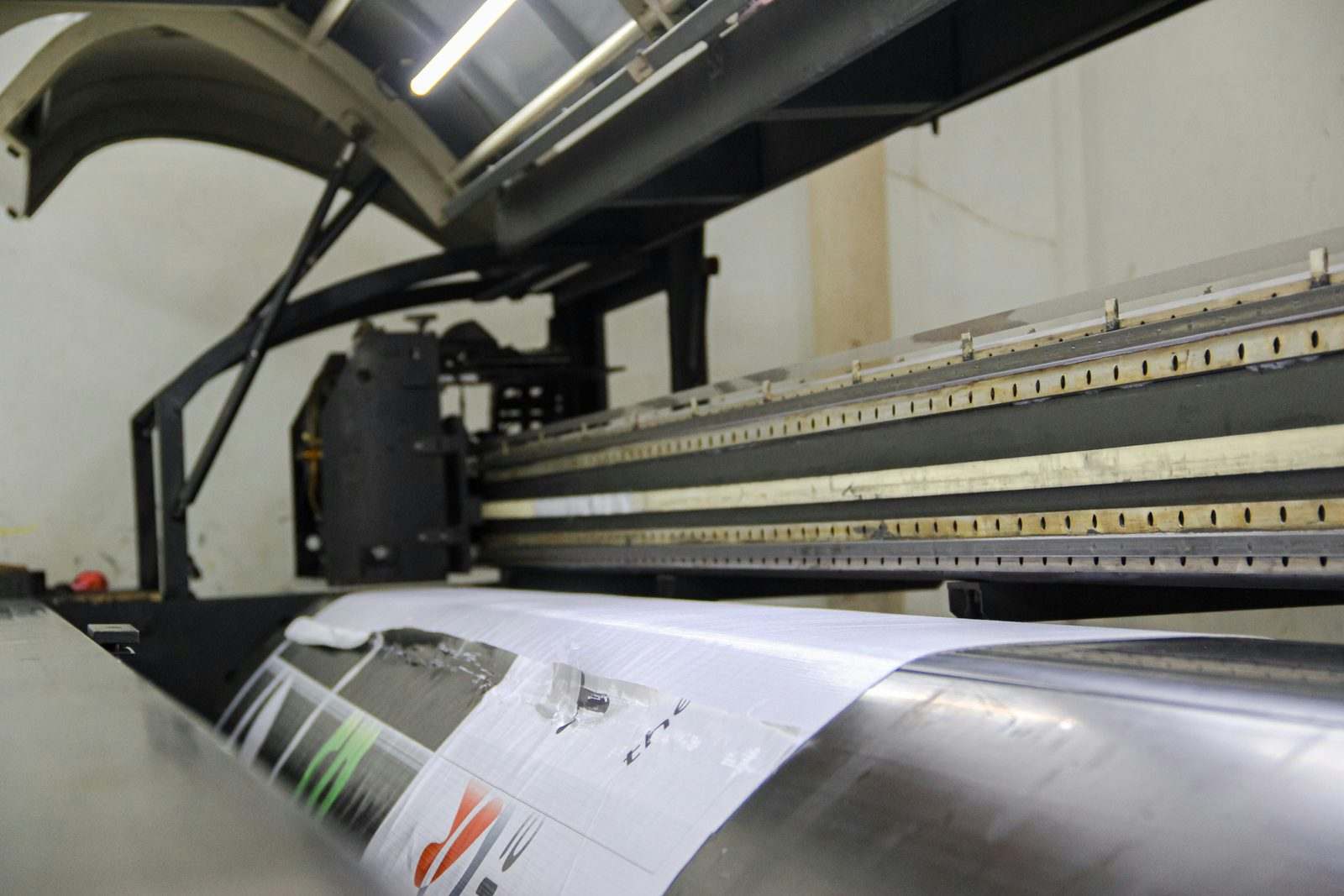 Plotter de gran formato imprimiendo, ilustración de la impresión de planos de GSC en Colinas de San Jerónimo, Monterrey